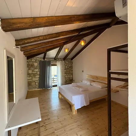 Gasthuis Stone Hearth Himare